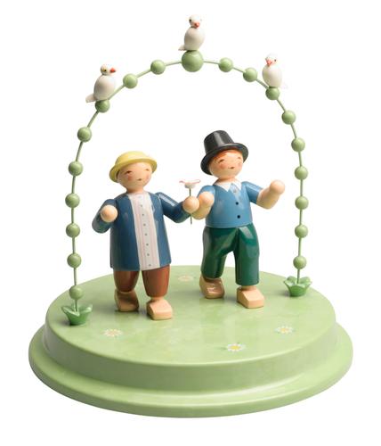 Liebespaar im Bogen mit drei Täubchen