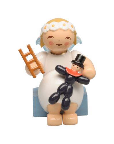 Margeritenengel, sitzend, mit Pflaumentoffel