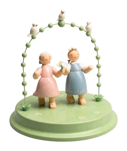 Liebespaar im Bogen mit drei Täubchen